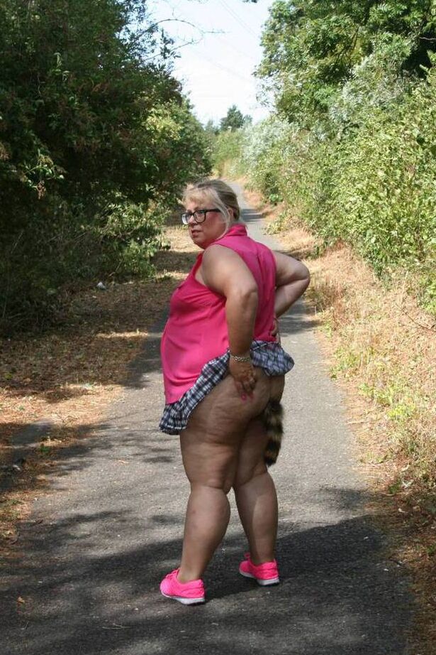 20P Amateur BBW Lexie Cummings porte un plug anal en queue de raton laveur lors d'une promenade en plein air