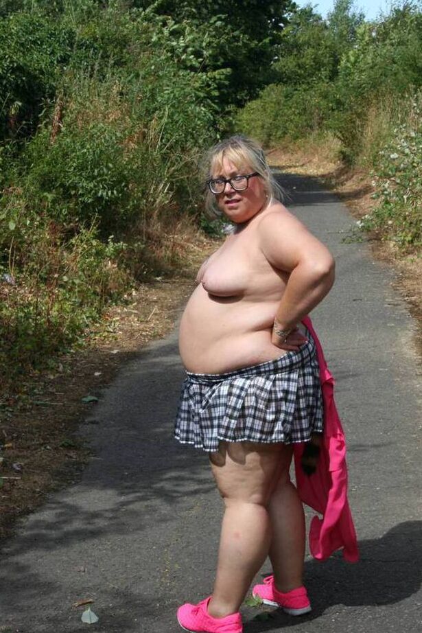 20P Amateur BBW Lexie Cummings porte un plug anal en queue de raton laveur lors d'une promenade en plein air