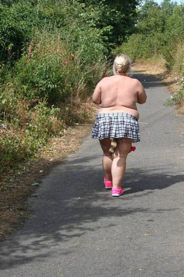 20P Amateur BBW Lexie Cummings porte un plug anal en queue de raton laveur lors d'une promenade en plein air