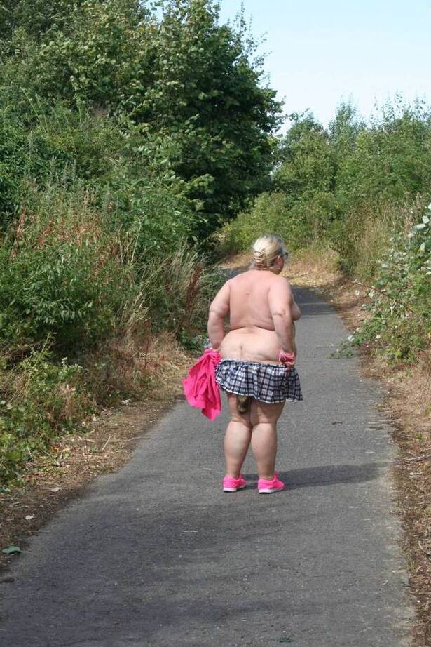 20P Amateur BBW Lexie Cummings porte un plug anal en queue de raton laveur lors d'une promenade en plein air