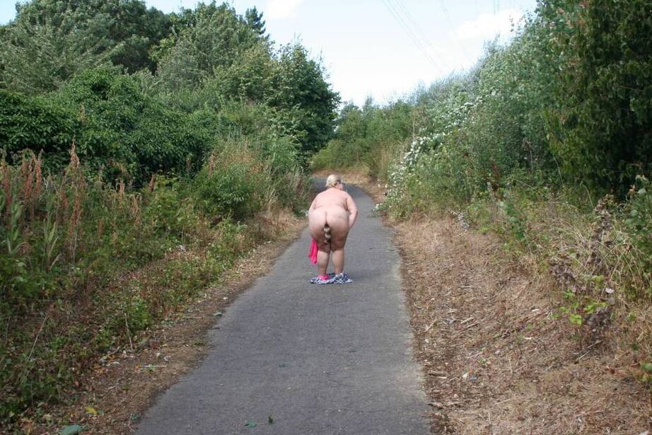 20P Amateur BBW Lexie Cummings porte un plug anal en queue de raton laveur lors d'une promenade en plein air