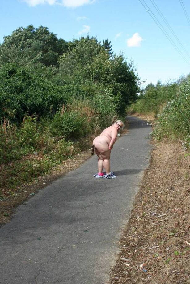 20P Amateur BBW Lexie Cummings porte un plug anal en queue de raton laveur lors d'une promenade en plein air