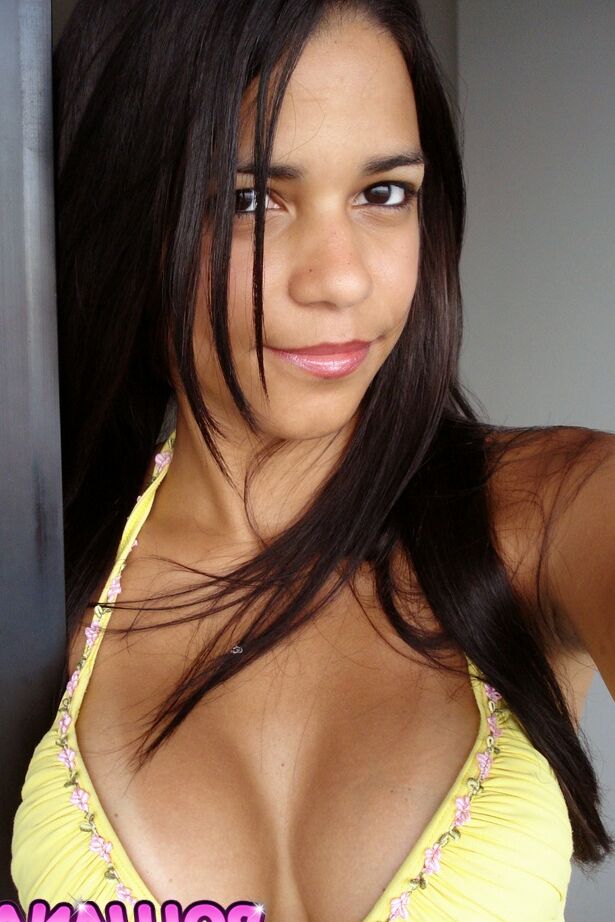 Die 10P-Latina-Amateurin Polliana zeigt bei Solo-Action ihren saftigen Arsch im Höschen