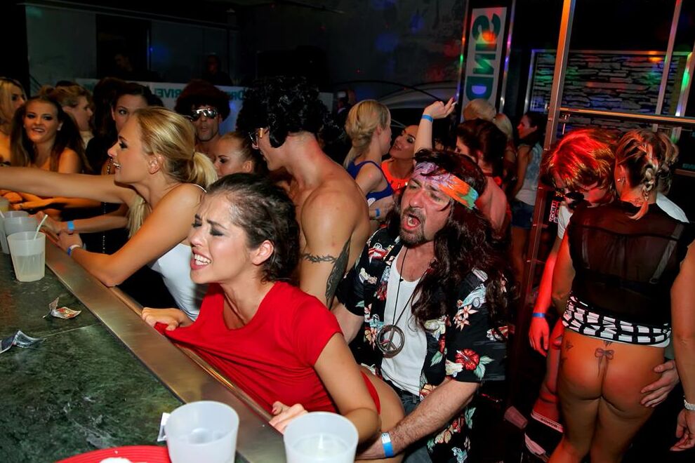 15P Garotas pretas e brancas sacanagens ficam bêbadas e transam em uma boate