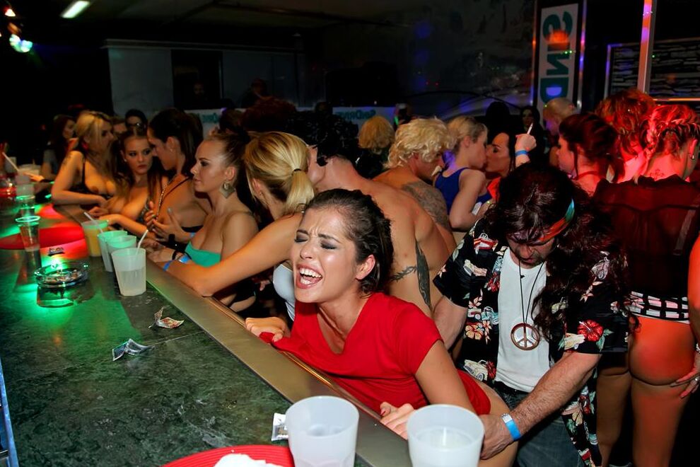 15P Garotas pretas e brancas sacanagens ficam bêbadas e transam em uma boate