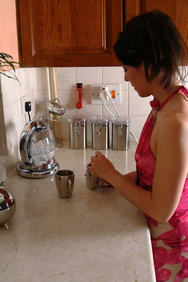 21P Morena amateur con tetas pequeñas Nicole juega con su dulce manguito en la cocina