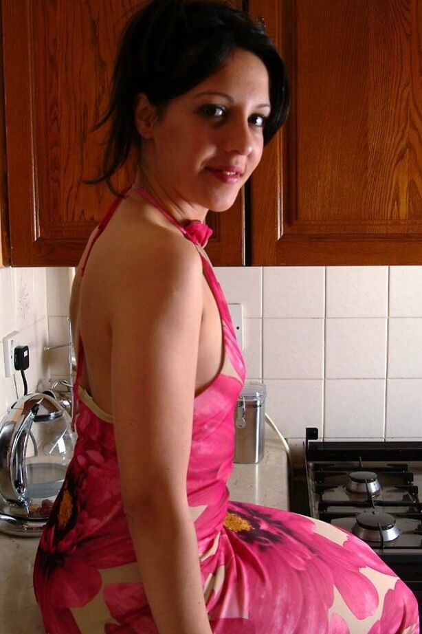 21P Morena amateur con tetas pequeñas Nicole juega con su dulce manguito en la cocina