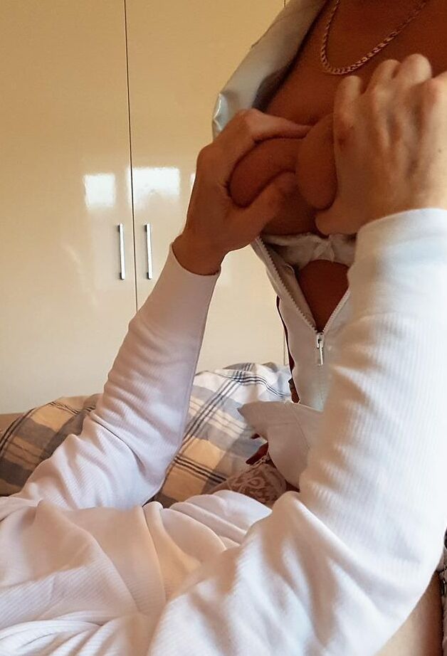 19P La enfermera mayor Lorna Blu pierde las tetas del uniforme para una follada de tetas durante una mamada