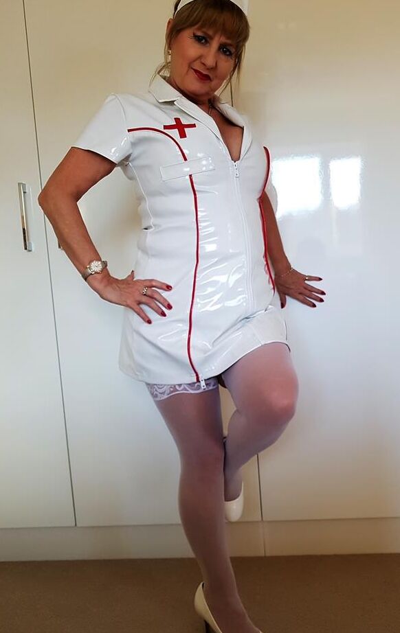19P La enfermera mayor Lorna Blu pierde las tetas del uniforme para una follada de tetas durante una mamada