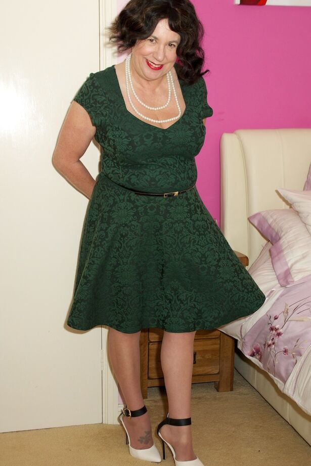 20P Mature UK amateur Speedy Bee doffs a dress before masturbating in tan nylons