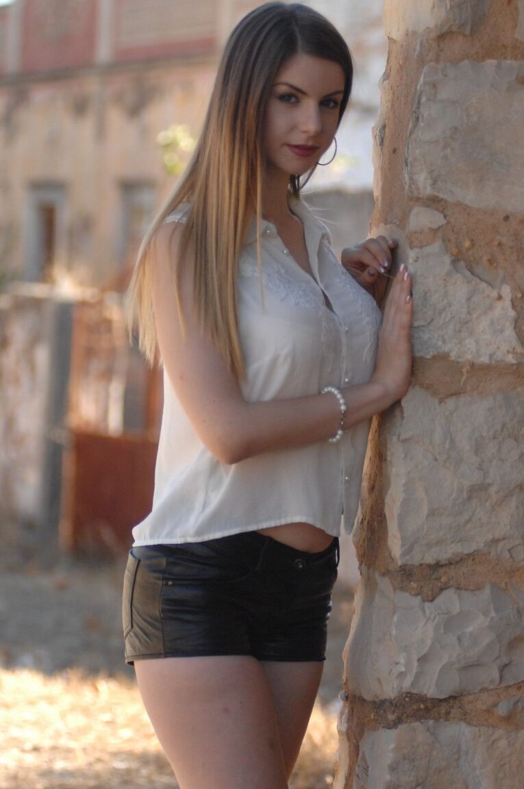 12P A linda garota Stella Cox lentamente tira a roupa para sair nua ao ar livre