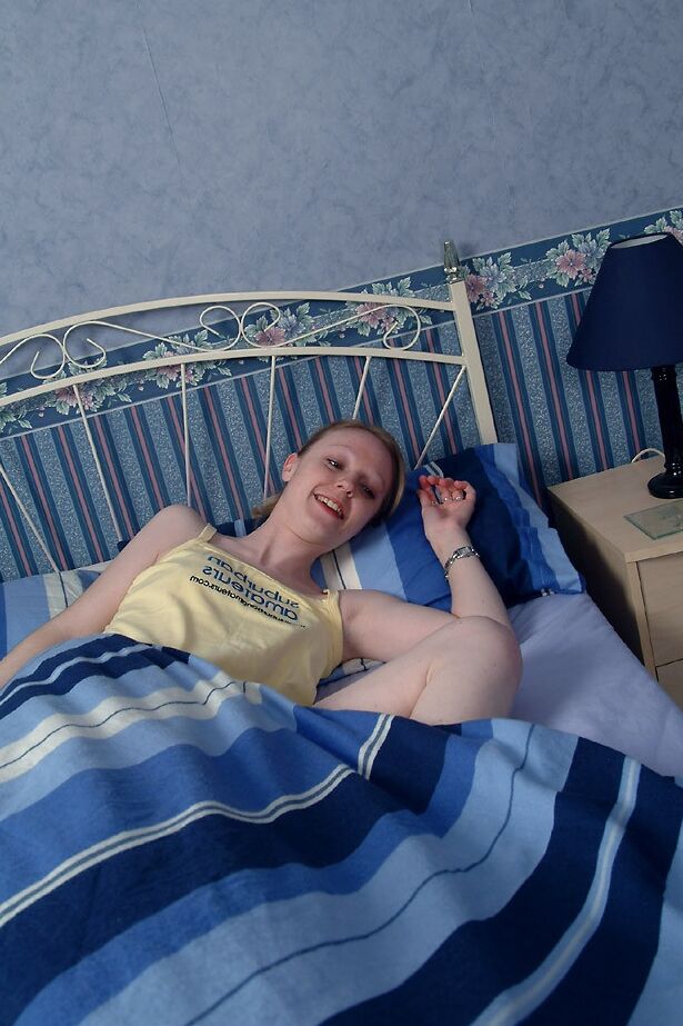 21P Amateur-Hottie Claire J lächelt, während sie sich auszieht und ihre kahle Muschi spielt