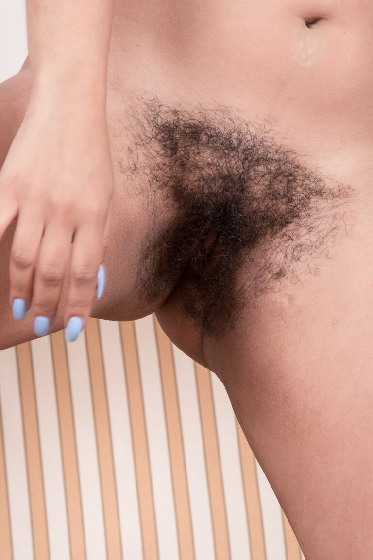 21P La bajita Kayla Louise se quita las bragas de encaje rosa