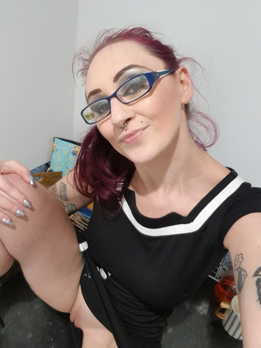 20P Demona Dragon, rousse amateur ringard, présente ses seins et sa chatte incroyables.