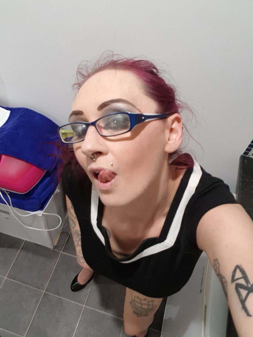 20P Demona Dragon, rousse amateur ringard, présente ses seins et sa chatte incroyables.