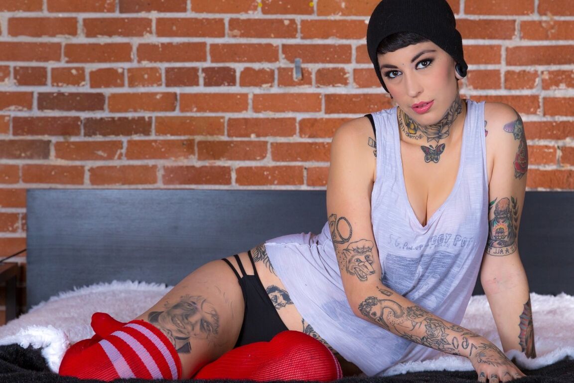 15P La fille tatouée Aayla Secura présente sa chatte chauve dans des chaussettes hautes rayées