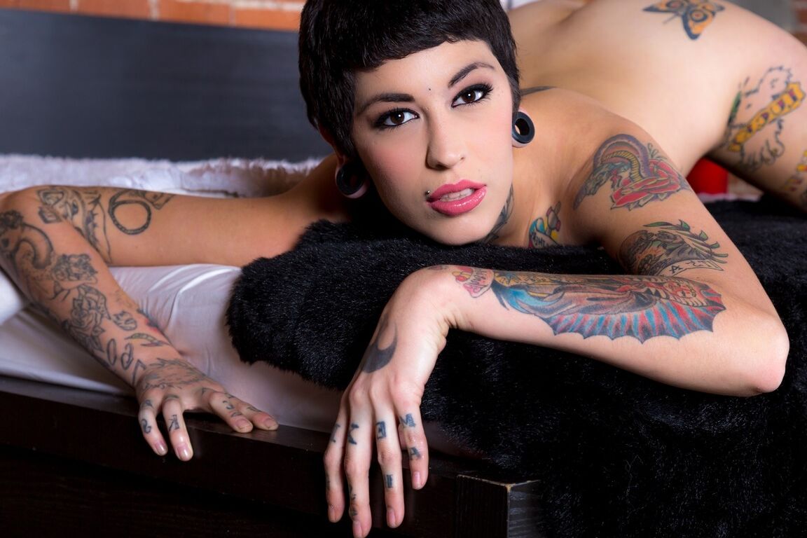 15P La fille tatouée Aayla Secura présente sa chatte chauve dans des chaussettes hautes rayées