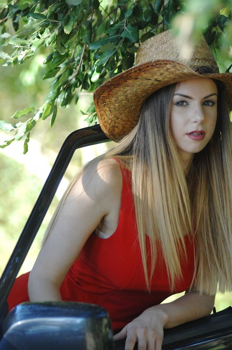 Le mannequin 12P Glamour Stella Cox enlève sa tenue de cow-girl jusqu'à ce qu'elle soit nue.