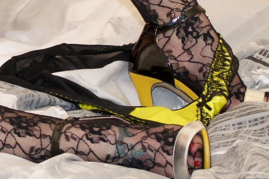 Die 20P vollbusige britische Amateurin Speedy Bee spielt auf einem Bett mit ihrer reifen Muschi in sexy Strümpfen