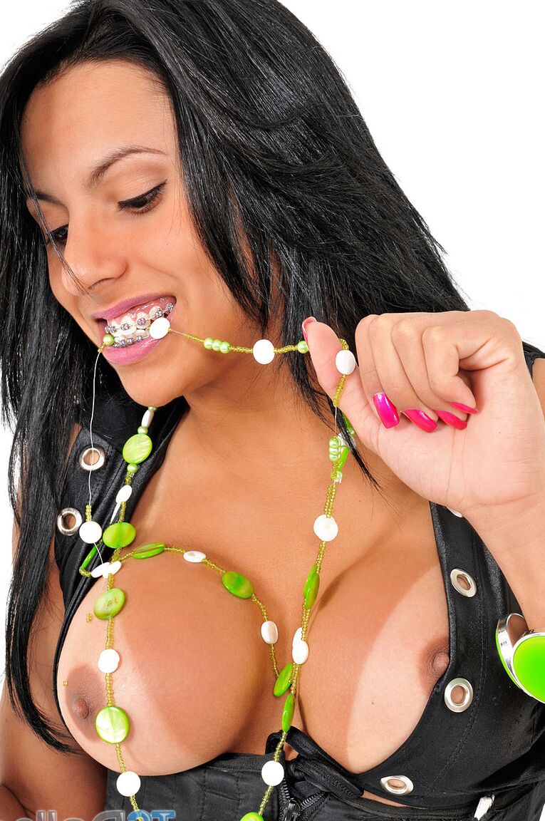 21P Linda travesti de cabelos negros Michelly Araujo masturbando seu pau ereto