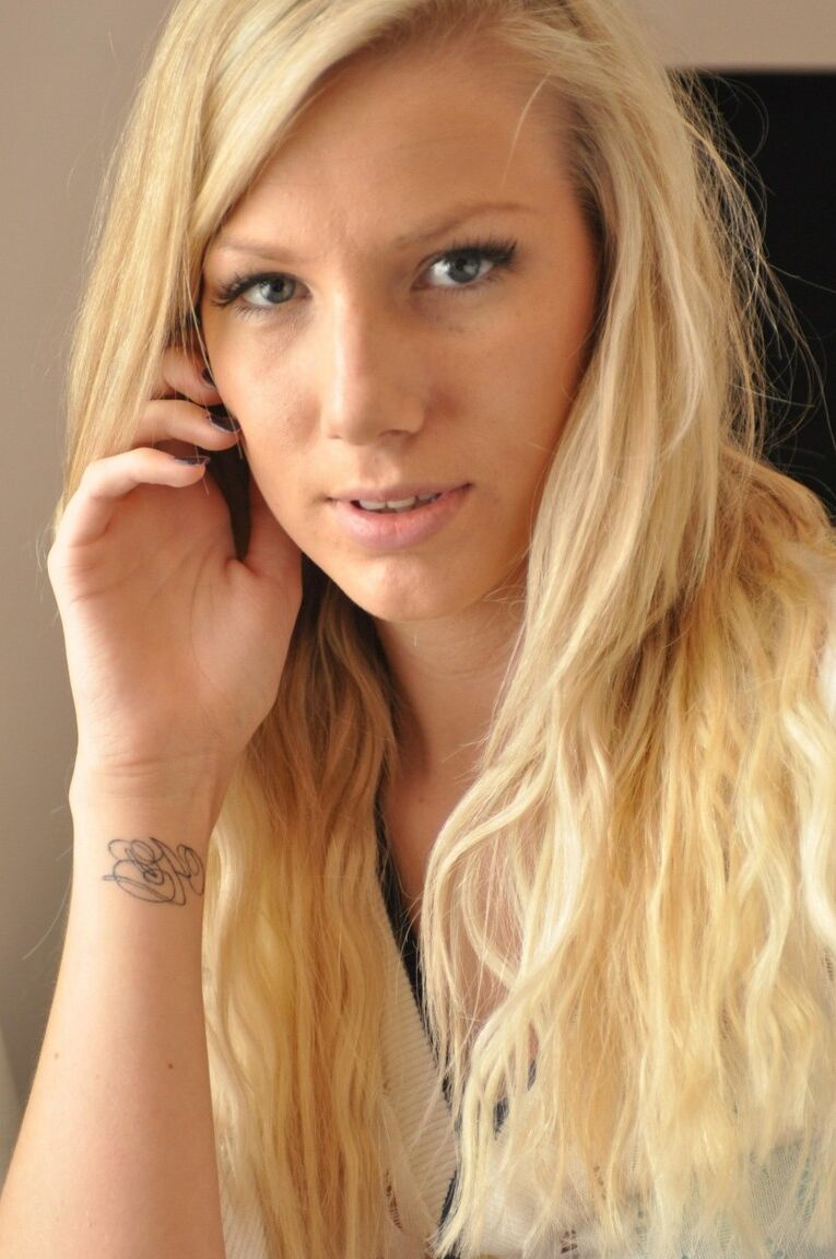 12P La blonde sexy Danielle Maye regarde par la fenêtre après s'être déshabillée