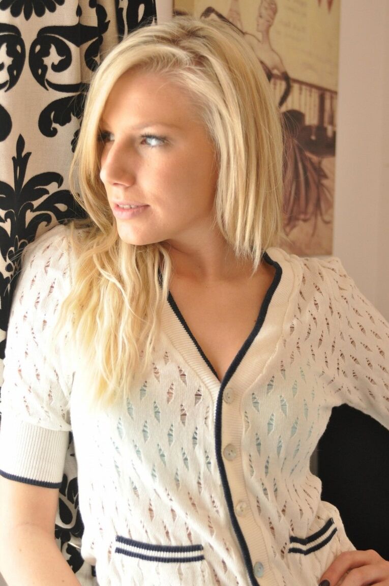 12P La blonde sexy Danielle Maye regarde par la fenêtre après s'être déshabillée