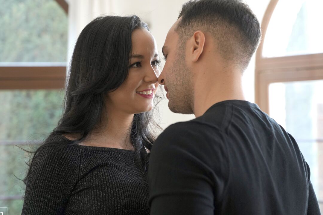 16P Linda morena Francys Belle leva uma gozada na bunda nua depois de uma foda