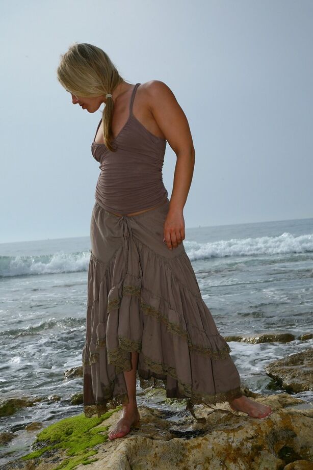 21P Tammy Oldham, mannequin britannique sexy, pose et se masturbe sur une plage de sable