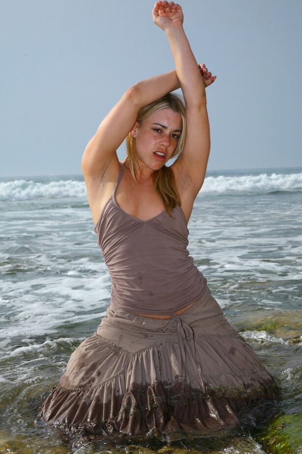 21P Tammy Oldham, mannequin britannique sexy, pose et se masturbe sur une plage de sable