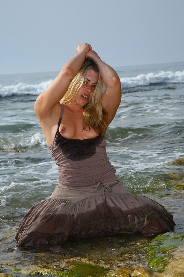 21P Tammy Oldham, mannequin britannique sexy, pose et se masturbe sur une plage de sable
