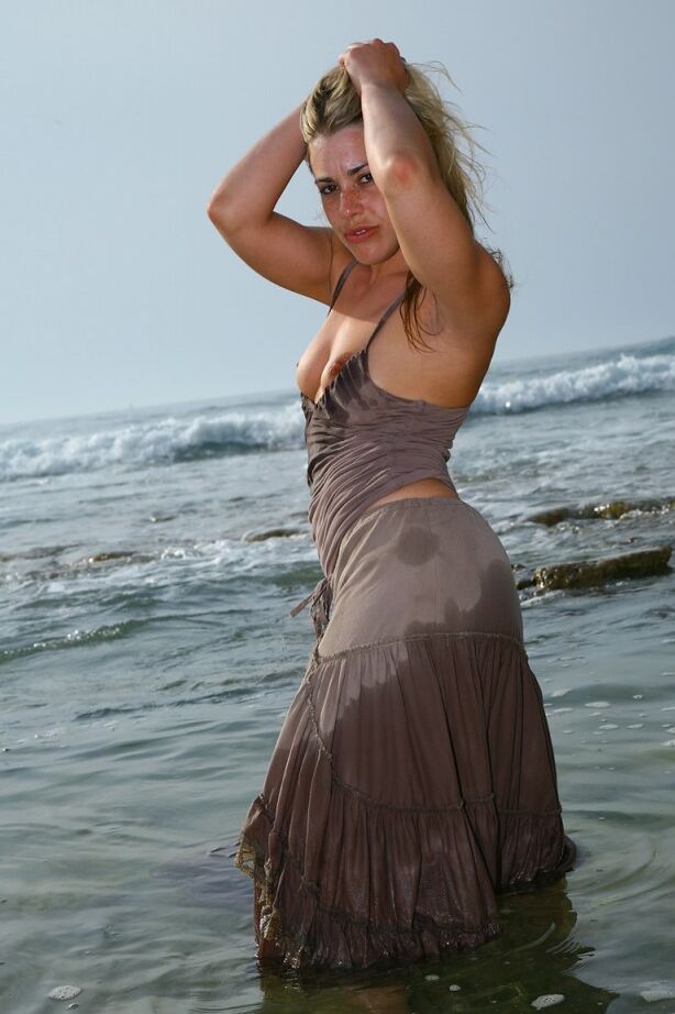 21P Tammy Oldham, mannequin britannique sexy, pose et se masturbe sur une plage de sable