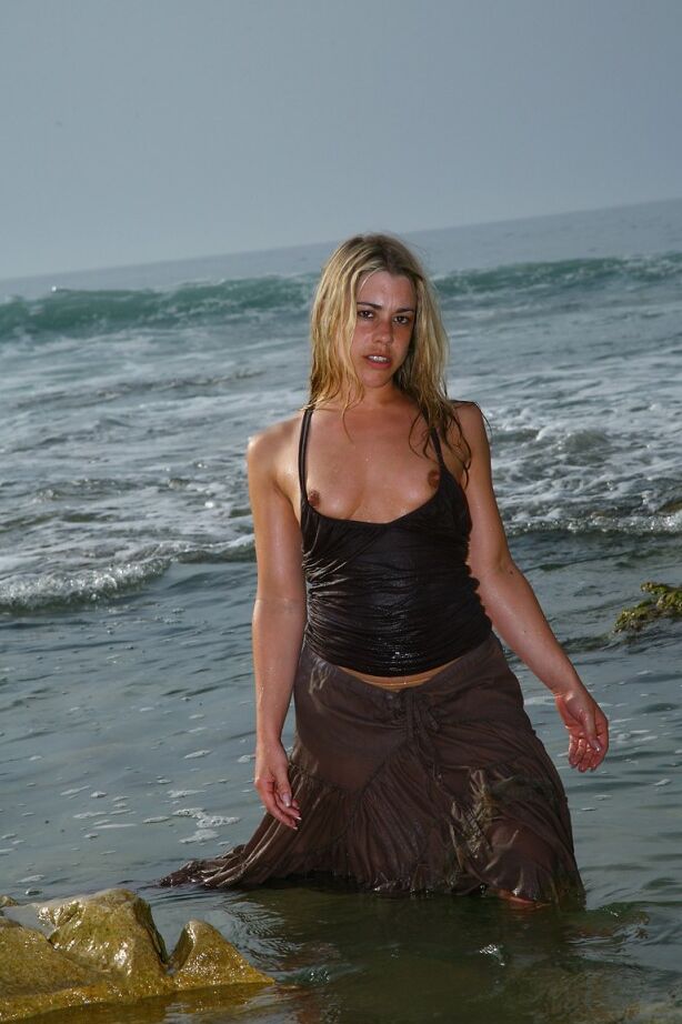 21P Tammy Oldham, mannequin britannique sexy, pose et se masturbe sur une plage de sable