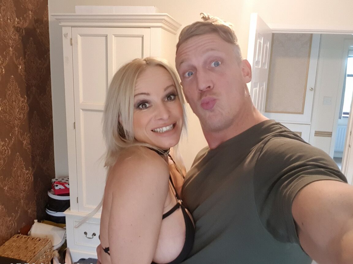21P MILF rubia amateur con grandes falsificaciones Tara Spade se toca en el gimnasio