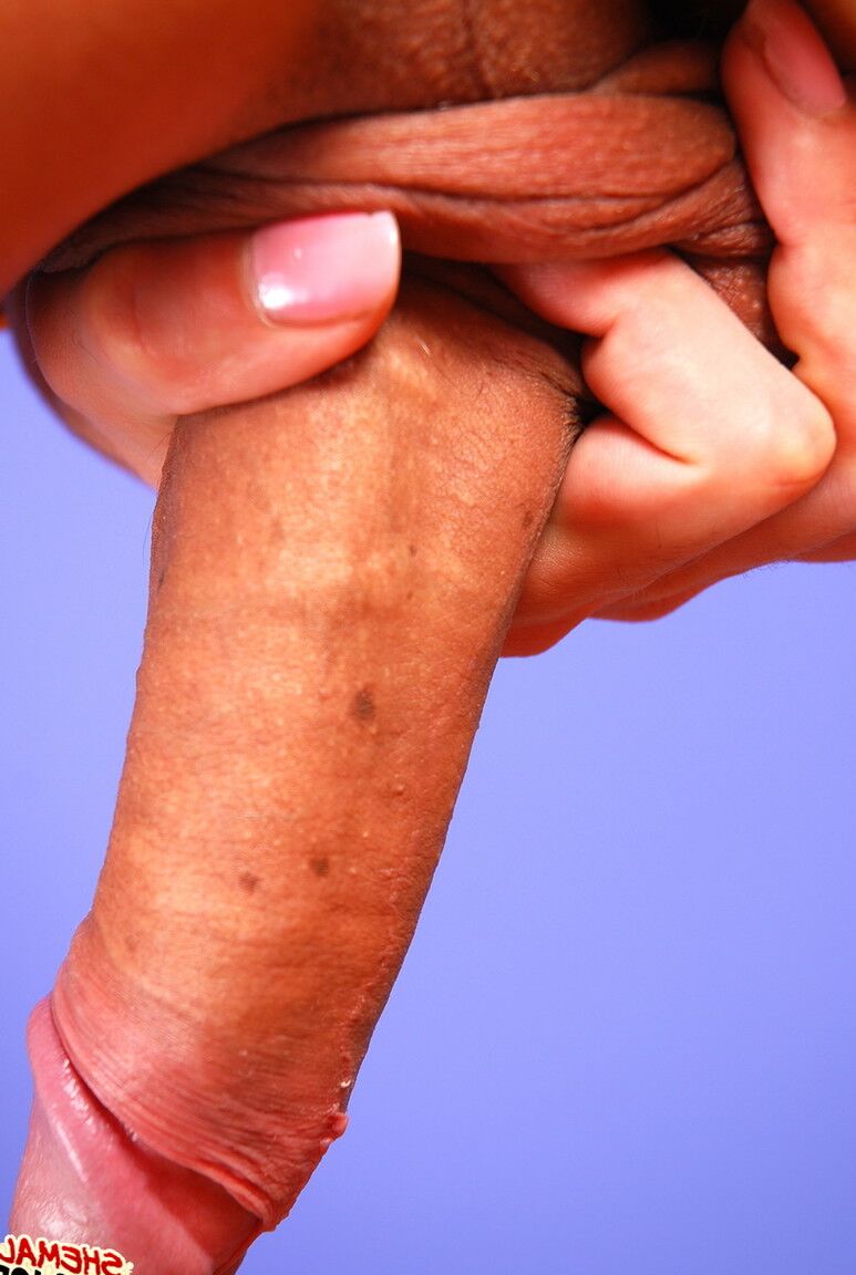 21P Sexy travesti Isabelly Killer envolve uma corrente de ouro em volta de seu pau duro como pedra