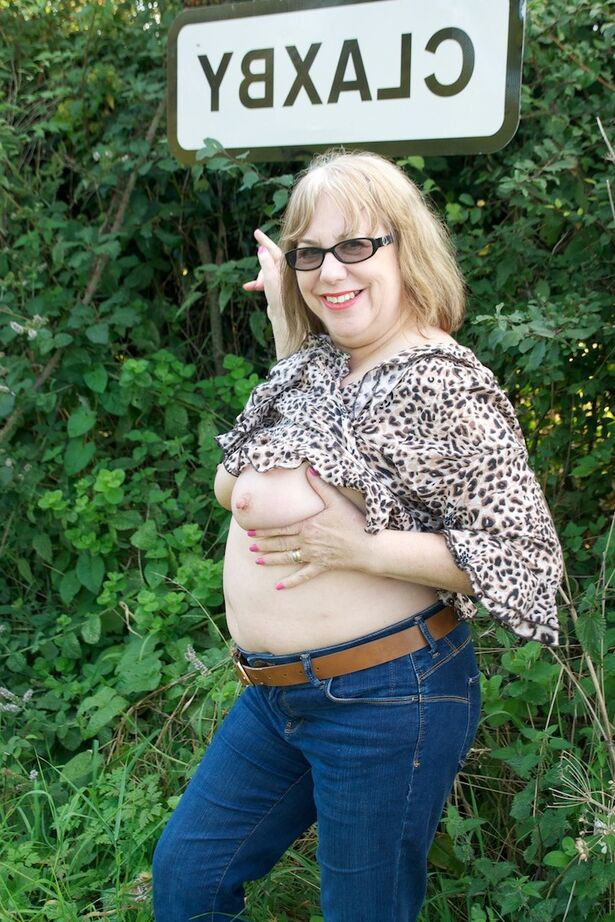 20P La amateur británica Speedy Bee se desnuda totalmente en el campo de un granjero