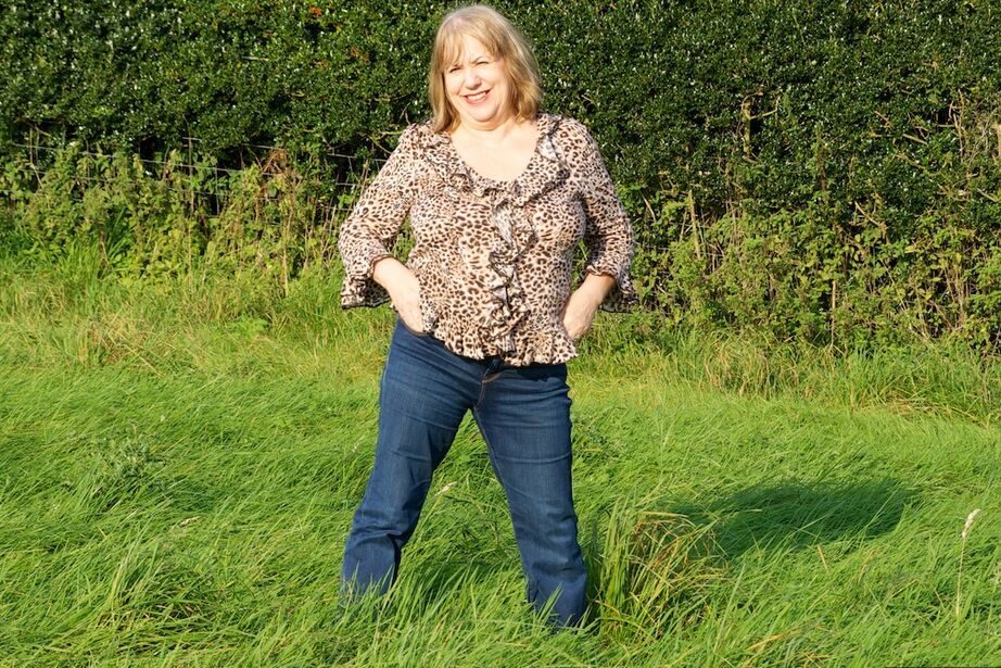 20P La amateur británica Speedy Bee se desnuda totalmente en el campo de un granjero