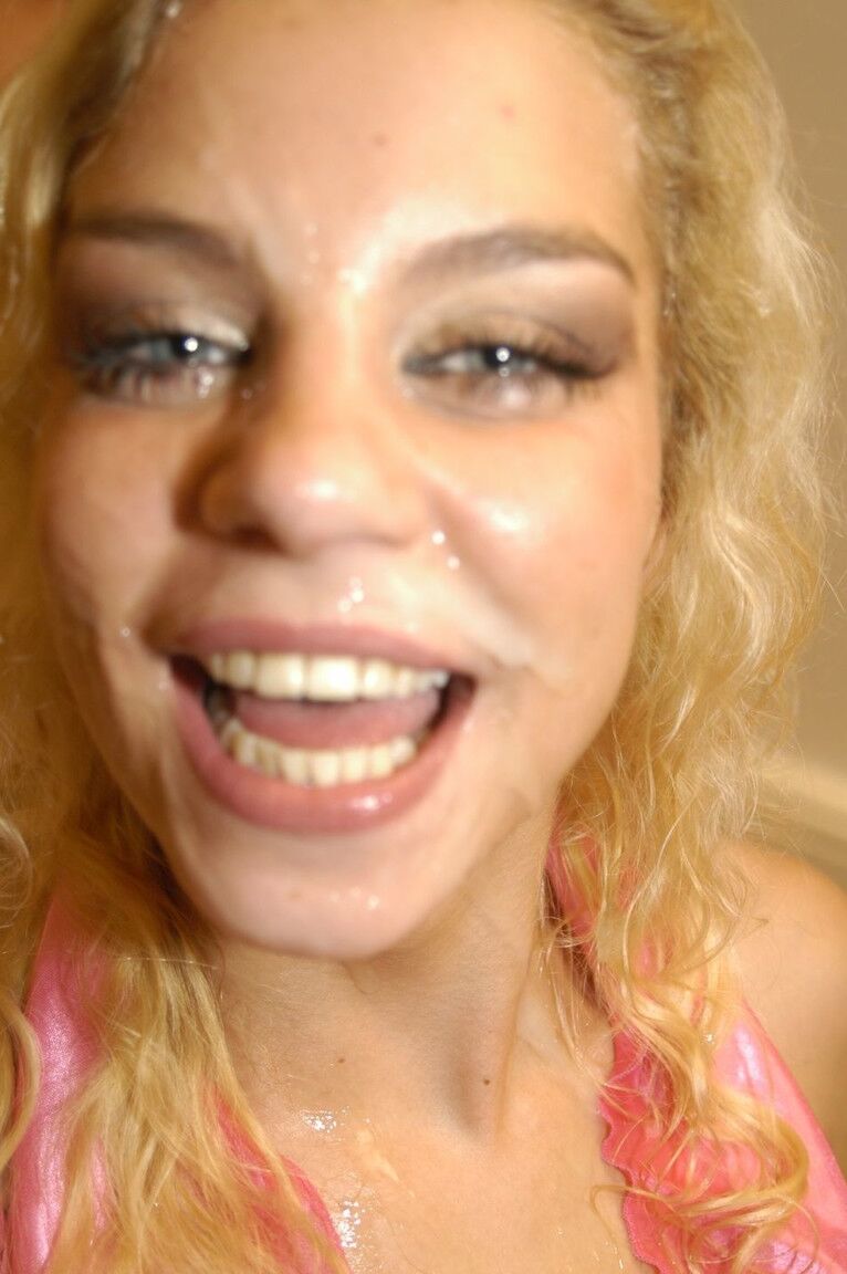 21P Angelz, une jeune blonde vigoureuse, se fait défoncer et facialiser dans des résilles roses