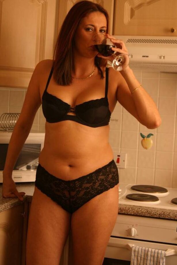 Das 20P-Amateurmädchen Juicy Jo zieht ein Lederkleid aus, bevor sie ihre natürlichen Titten einseifet