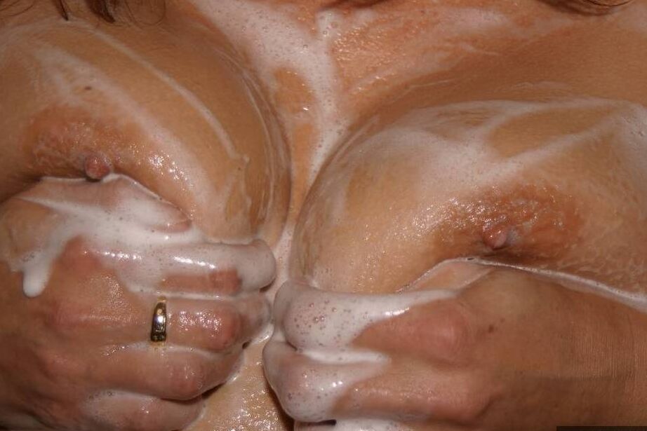 Das 20P-Amateurmädchen Juicy Jo zieht ein Lederkleid aus, bevor sie ihre natürlichen Titten einseifet