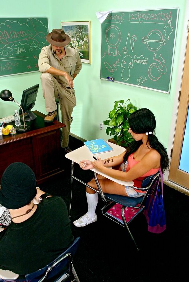 17P Doce brasileira com peitos naturais Camryn Kiss fode um cara na sala de aula