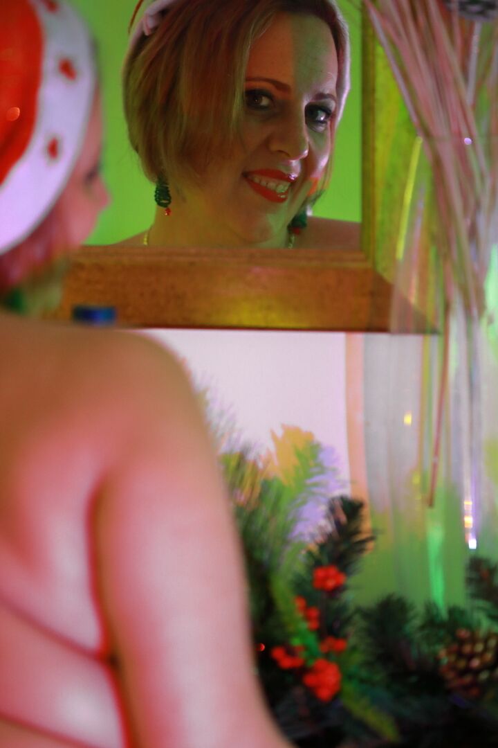 16P Redhead BBW Curvy Claire faz poses nuas impertinentes na época do Natal