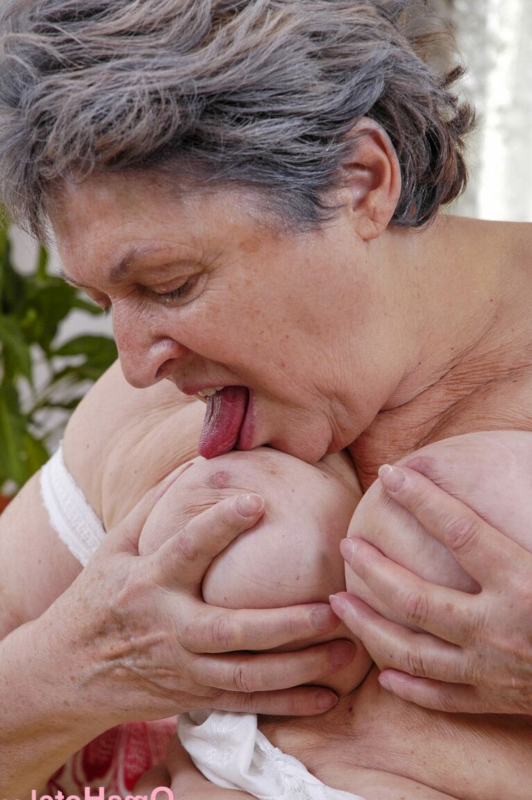 21P A vovó britânica peituda Camilla Creampie usa seu antigo brinquedo sexual enquanto se masturba