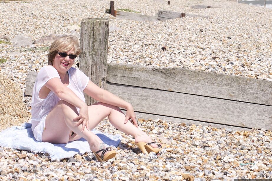 20P Overweight blonde Speedy Bee looses her tits and twat from a bikini at a beach