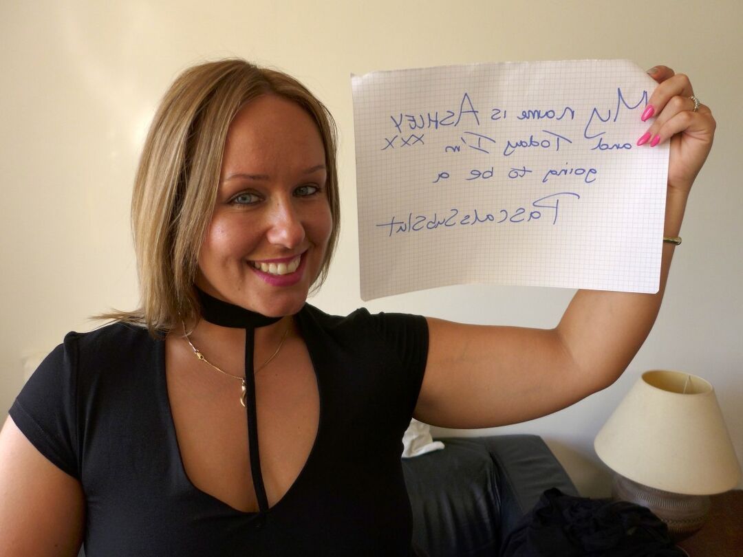 12P Ashley Rider, amatrice en surpoids, joue avec sa chatte en attendant du sexe violent