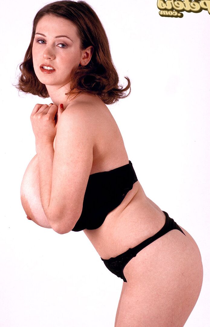 16P La modelo solista Nicole Peters libera sus gigantescas tetas de un sujetador negro