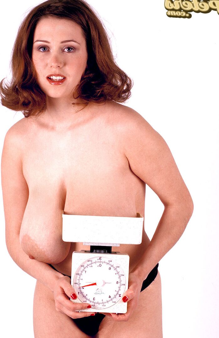 16P La modelo solista Nicole Peters libera sus gigantescas tetas de un sujetador negro