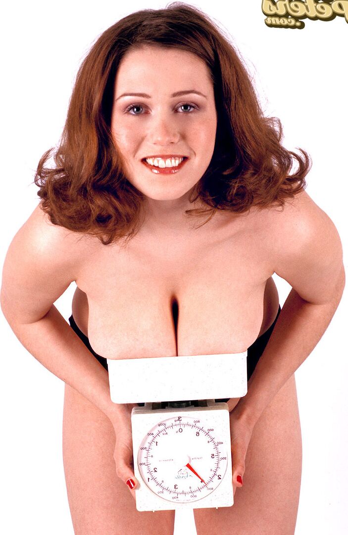 16P La modelo solista Nicole Peters libera sus gigantescas tetas de un sujetador negro