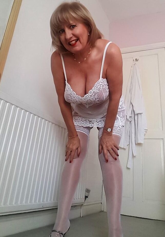 20P La madre madura sonriente Lorna Blu ofrece sus grandes tetas en lencería de encaje blanco
