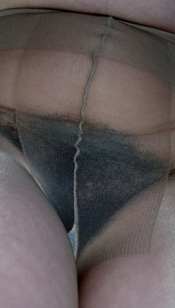 16P A amadora do Reino Unido Juicey Janey segura seus grandes seios naturais em meia-calça e salto alto