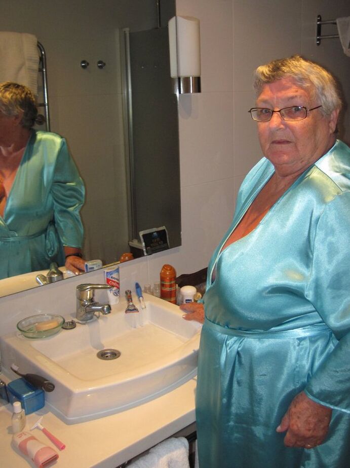 20P Morbidly obese woman Grandma Libby shaves before taking a bubble bath